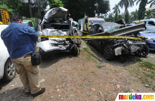 Mobil Dul tabrakan
