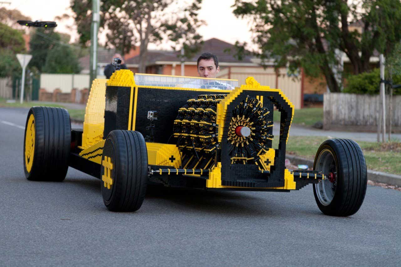 Penampakan depan mobil hot rod LEGO