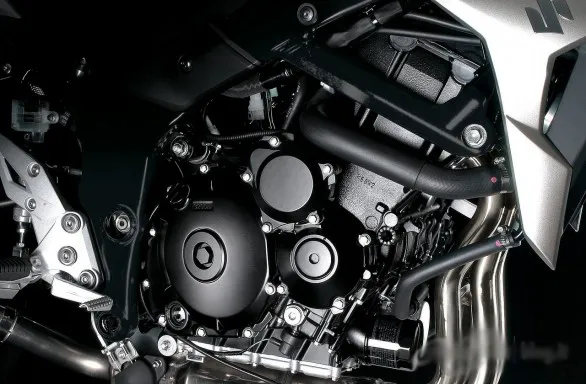 Suzuki GSR 750 2013 - Mesin