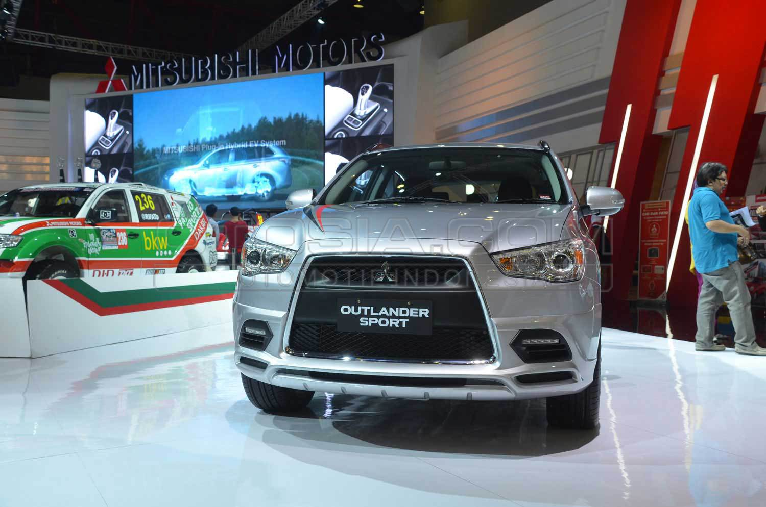 Berapa harga Mitsubishi Outlander Hibrida di Indonesia 