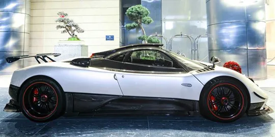 Zonda Cinque side view