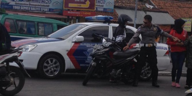 Polisi tabrak Motor lalu menilangnya