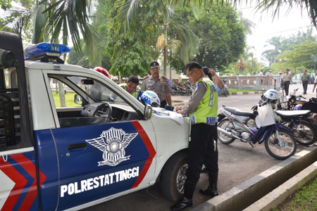 Ilustrasi Polisi tilang pemotor