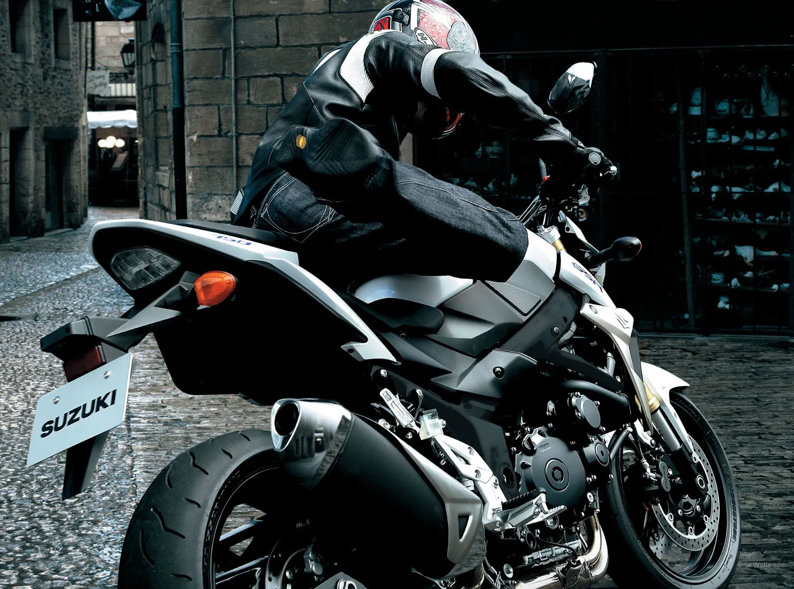 Suzuki GSR 750 2013 - Rear side