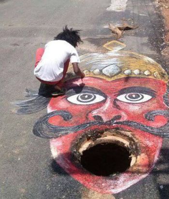 Lubang jalan berpotret wajah (Facebook/@The Logical Indian)