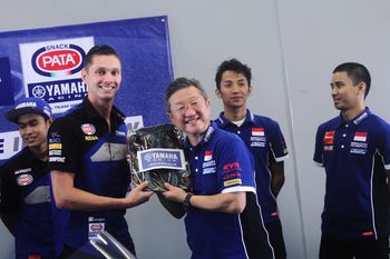 Presiden Direktur YIMM, Minoru Morimoto memberikan baju Batik kepada Tim Pata Yamaha Official WorldSBK