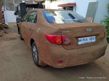 Toyota Corolla yang dibalur kotoran sapi di India (Rushlane)