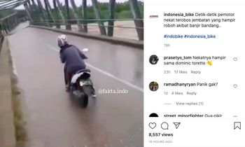 Pemotor nekat berkendara di atas jembatan yang nyaris roboh (Instagram/indonesia_bike)