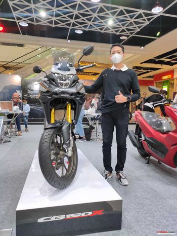 Alfian Pradifa Yanuar, salah satu pembeli pertama New Honda CB150X di Kota Malang (Otosia.com/Nurrohman SIdiq)