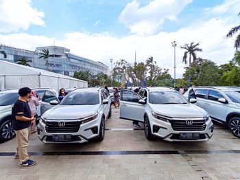 Para pembeli Honda BR-V menerima mobil mereka (Otosia.com/Arendra Pranayaditya)