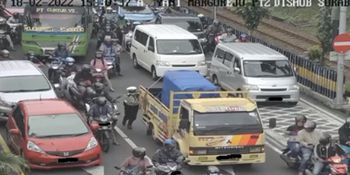 Polisi dorong truk mogok (Instagram/@sits_dishubsurabaya)