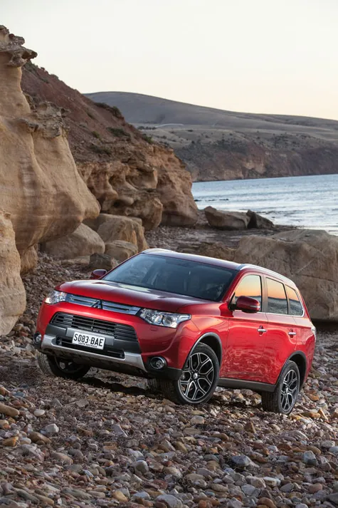 Mitsubishi Outlander 2015 Mengaspal Harga dan Spek 