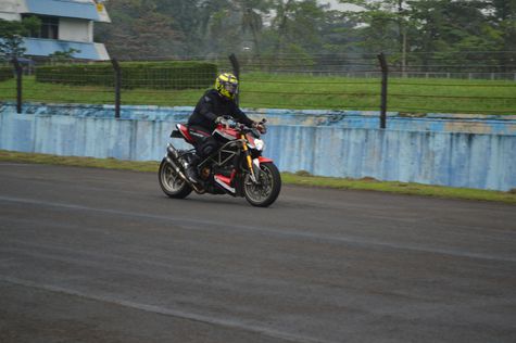 Di Atas 50 Km/Jam, Jangan Andalkan Rem Belakang  Otosia.com