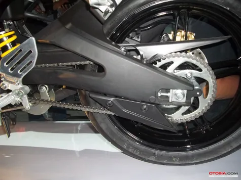 Bersenjatakan Rear Arm Alumunium, Yamaha R15 Dibanderol Rp 