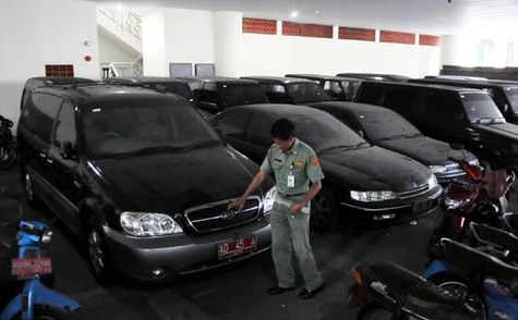 Barisan Mobil Mewah di Sekeliling Jokowi vs Prabowo 