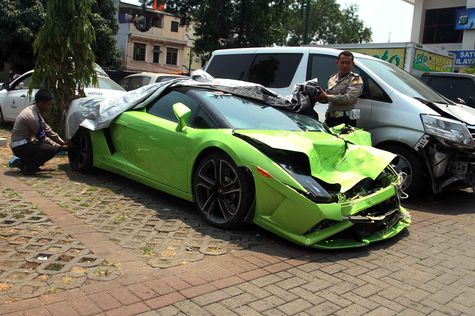  Kecelakaan  Lamborghini  Hotman Sopir Truk Terpental 