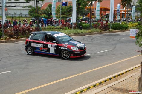 Pebalap Wanita Alinka Besut LCGC Agya di Kejurnas Slalom 