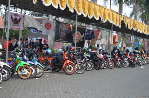 Lautan Motor  Klasik  Honda C70 di GOR Ken Arok Malang  