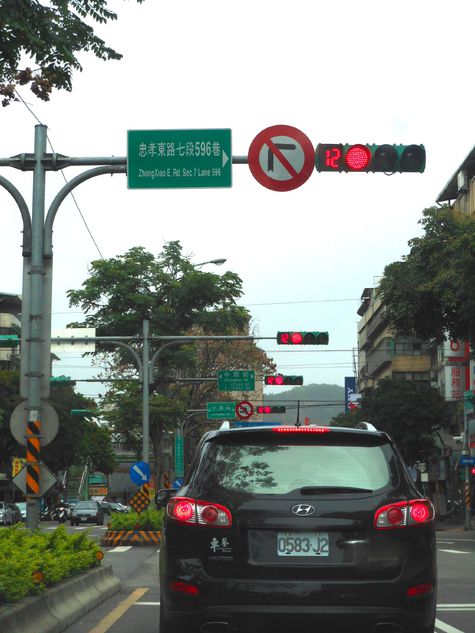 Ingin Hindari Mobil  Lain Malah Hajar Kendaraan di Lampu 