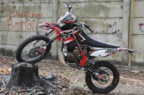 Supermoto Kawasaki Merah Disulap Menggaruk Tanah  Otosia.com