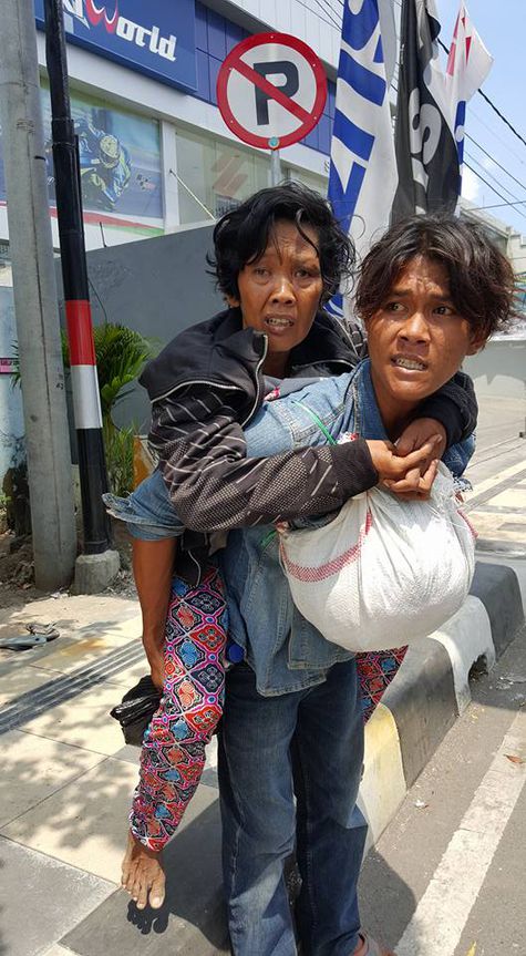 Mengharukan, Driver Pejabat Berikan Tumpangan Warga Sakit 