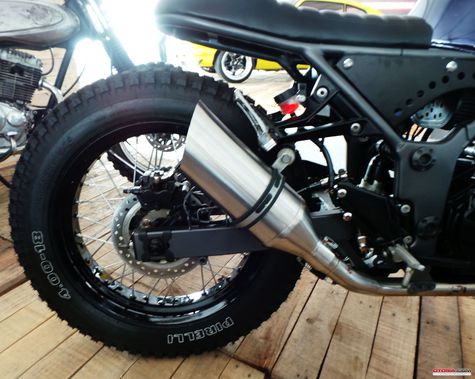 Ninja Flat Tracker Hitam, 'Sang Petarung'  Otosia.com