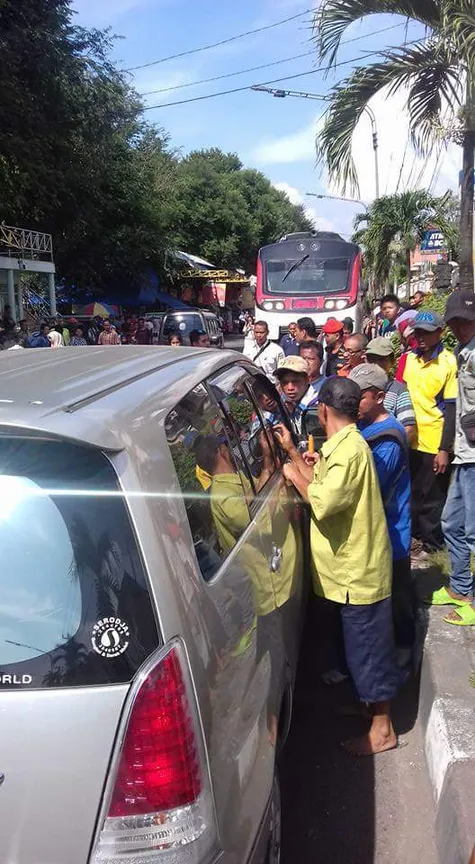 Mobil Diparkir di Atas Rel, Kereta Api 'Terpaksa' Mengalah 