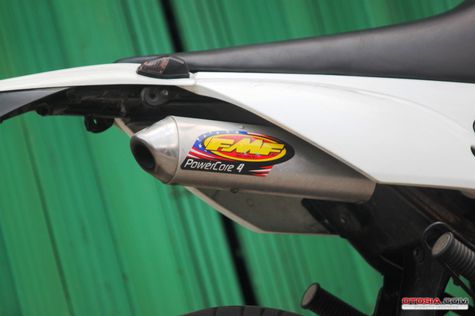 Modif Kawasaki KLX150, Si Putih Berkaki Besar  Otosia.com