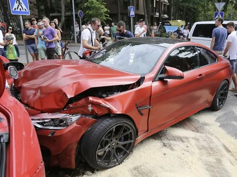 Bm M4 Cium Ferrari California Berapa Ya Biaya Ketok Magicnya Otosia Com