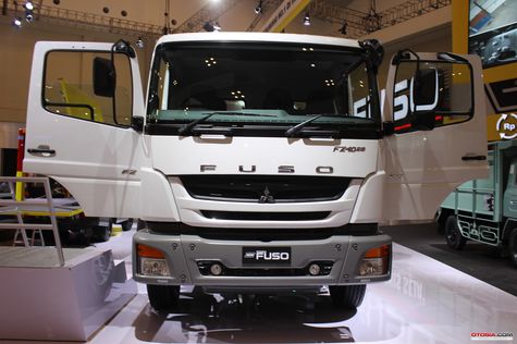 Komunitas Truk  Nyeleneh Kunjungi Teman Setia Fuso  