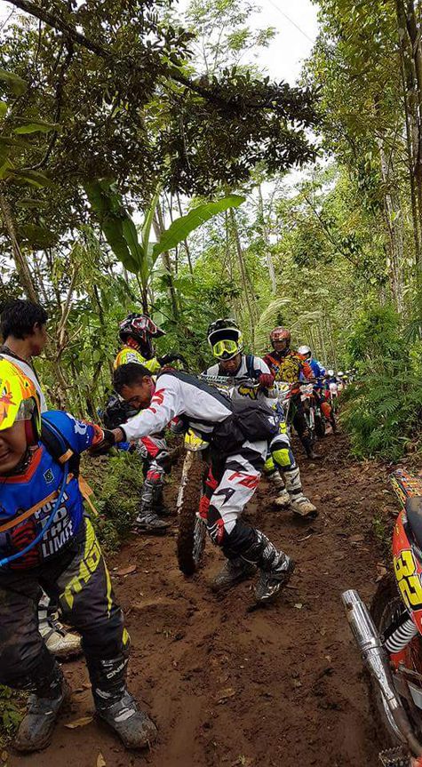 Kocak Emak Emak Bonceng Anak Langkahi Para Crosser Otosia Com