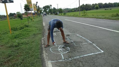 Akibat Jalanan Berlubang Pemuda ini Sentil Pemerintah 