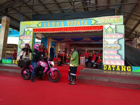 Wanita ini Touring Malang-NTT Bawa Misi Budaya di Hari 