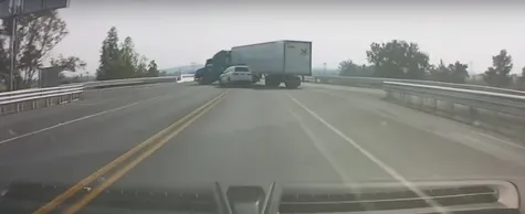 Hayo Siapa Yang Patut Disalahkan Dalam Kecelakaan Satu Ini Otosia Com