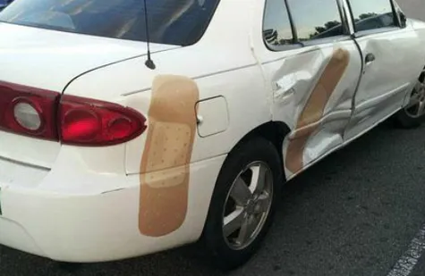 Memperbaiki mobil dengan cara aneh