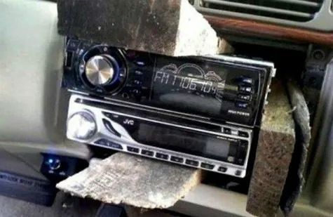 Memperbaiki mobil dengan cara aneh