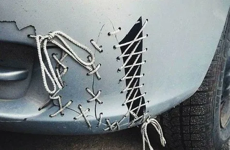 Memperbaiki mobil dengan cara aneh