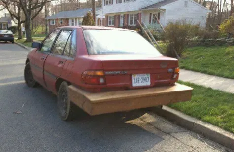 Mobil diperbaiki dengan cara aneh