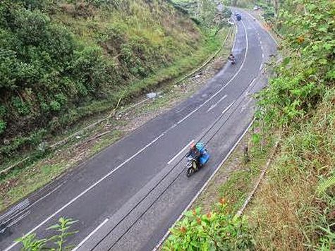 Kisah Mistis di Balik Nama 'Tanjakan Emen'  Otosia.com