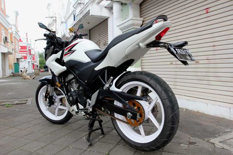 Kentalkan Gaya Streetfighter di Honda CB150R  Otosia.com