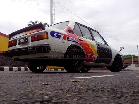 Toyota Corolla DX Bergaya Racing Retro Otosia com