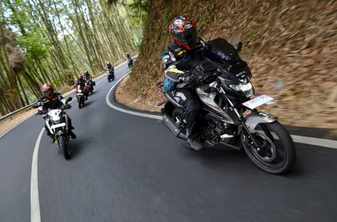 Tips Libas Jalan Berliku Dan Naik Turun Agar Touring Asyik Otosia Com<script async src=