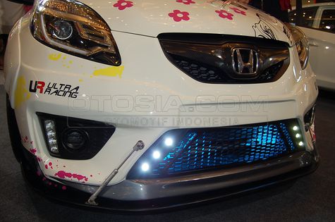 Modifikasi Penuh Warna Honda Brio Geisha  Otosia.com