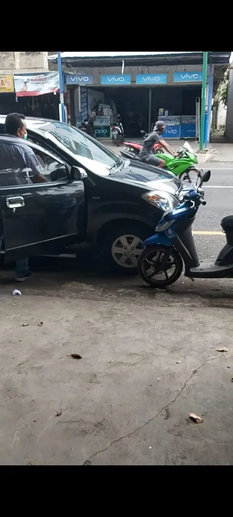 Viral Pengemudi MPV Marah-Marah Usai Mobilnya Digembok dengan Motor karena Parkir Sembarangan Viral Pengemudi MPV Marah-Marah Usai Mobilnya Digembok dengan Motor karena Parkir Sembarangan