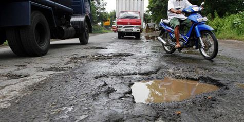 Tips Melewati Kontur Jalan Berlubang  Otosia.com