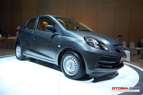 6 Komparasi Honda Brio Satya dan Daihatsu Ayla Otosia.com