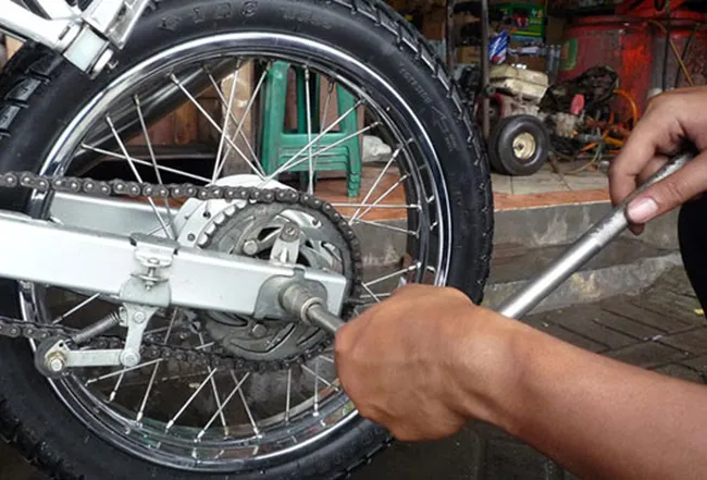Kencangkan kembali semua baut Kencangkan kembali semua baut