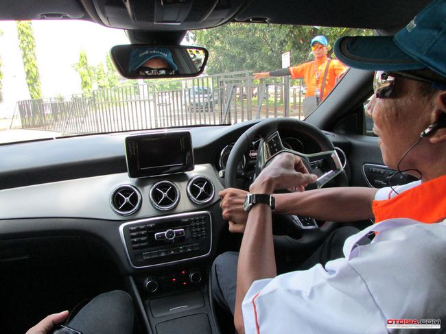 tawarkan test drive di senayan 8b8b4a