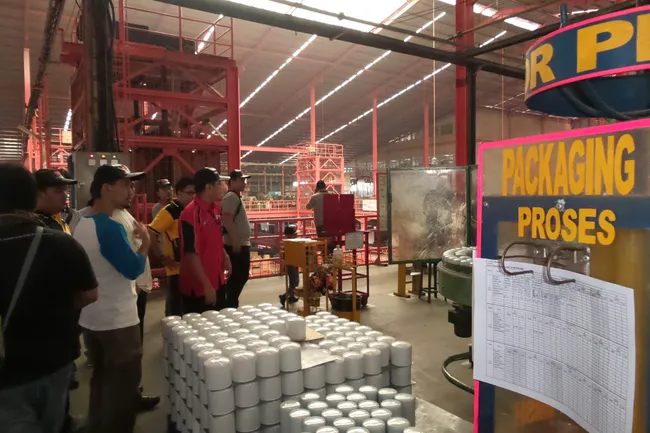 mobil sambangi pabrik filter sakura 2d73b1