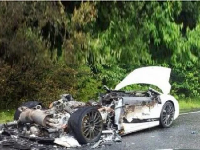 superleggera mendadak terbakar di jalan tol 7dd32e